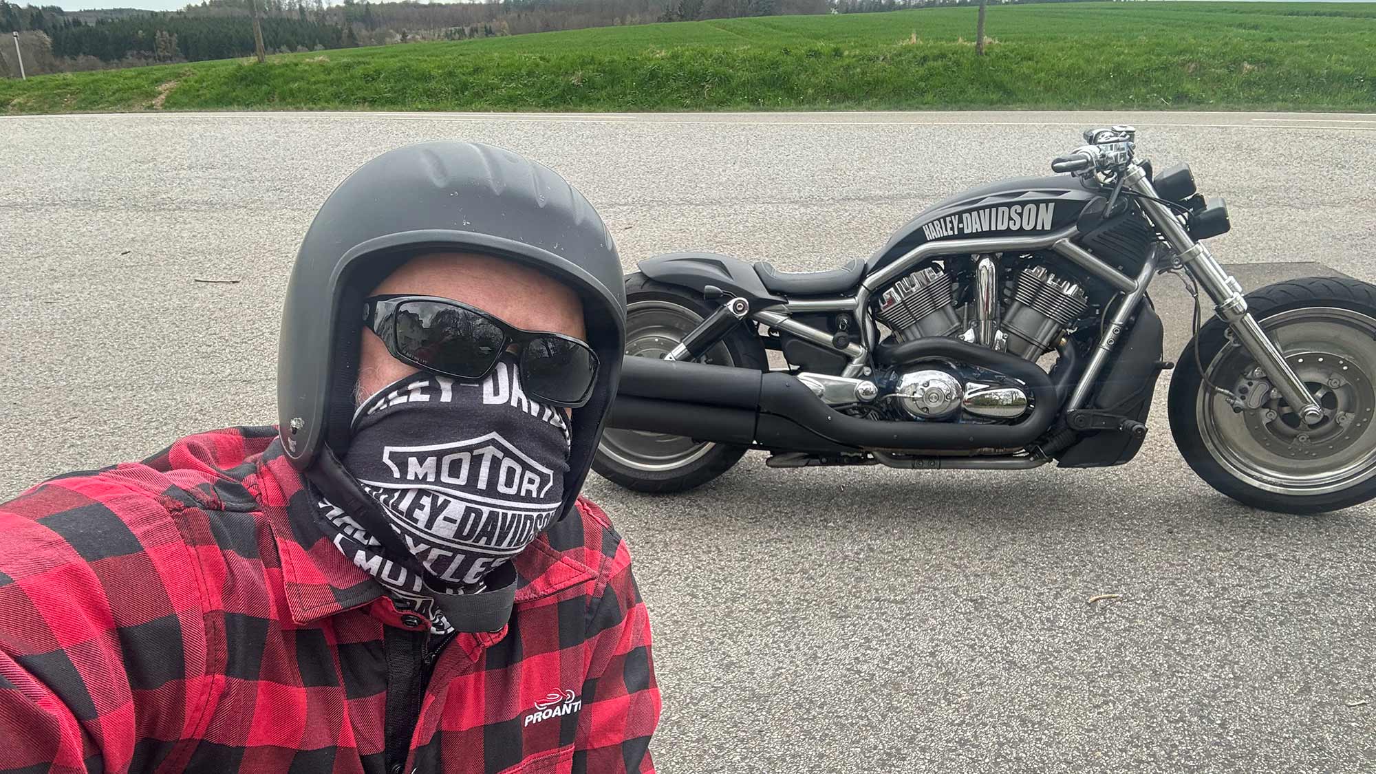 Rencontrez un passionné Harley-Davidson qui lutte pour secourir des chiens errants dans l’ouest de l’Allemagne